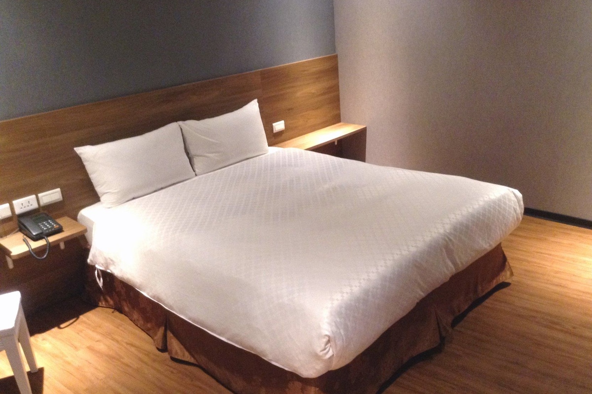 WiFi (free), bed sheets