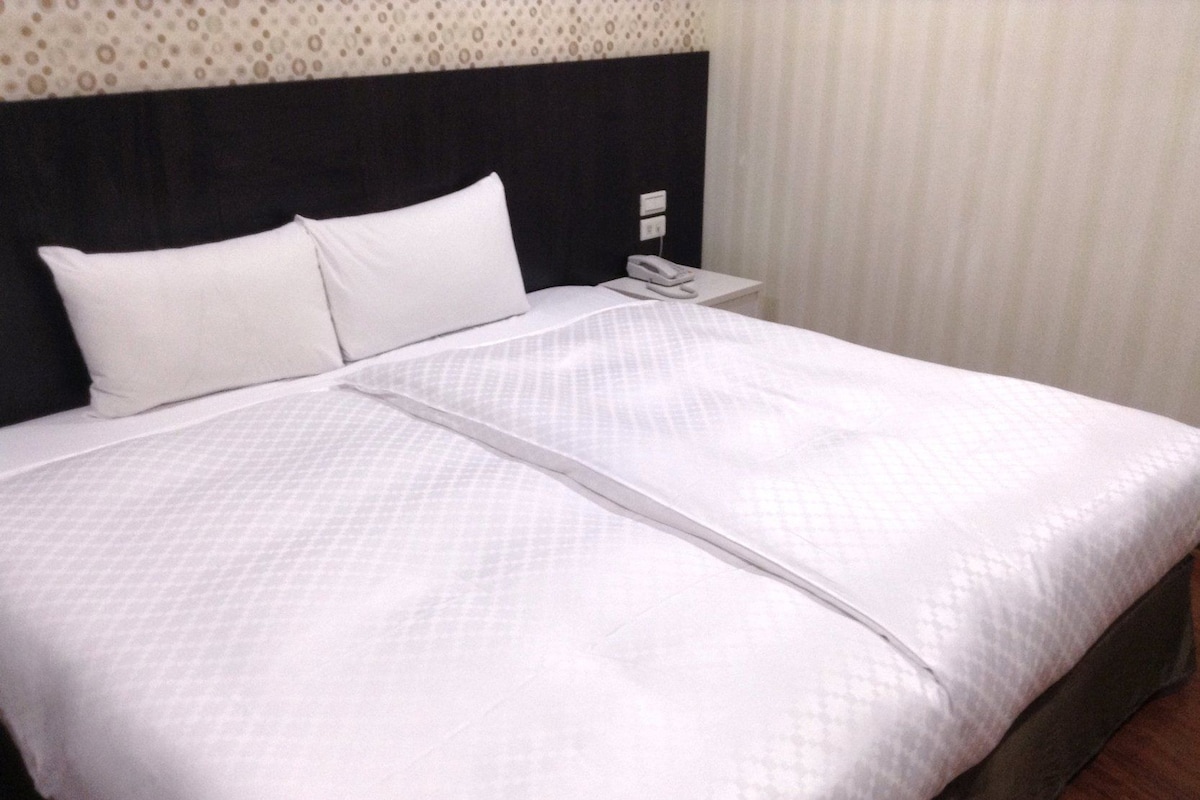 WiFi (free), bed sheets
