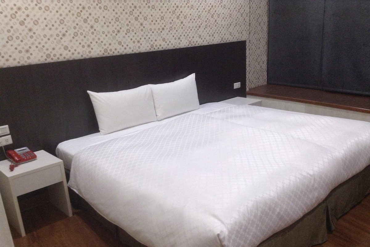 WiFi (free), bed sheets