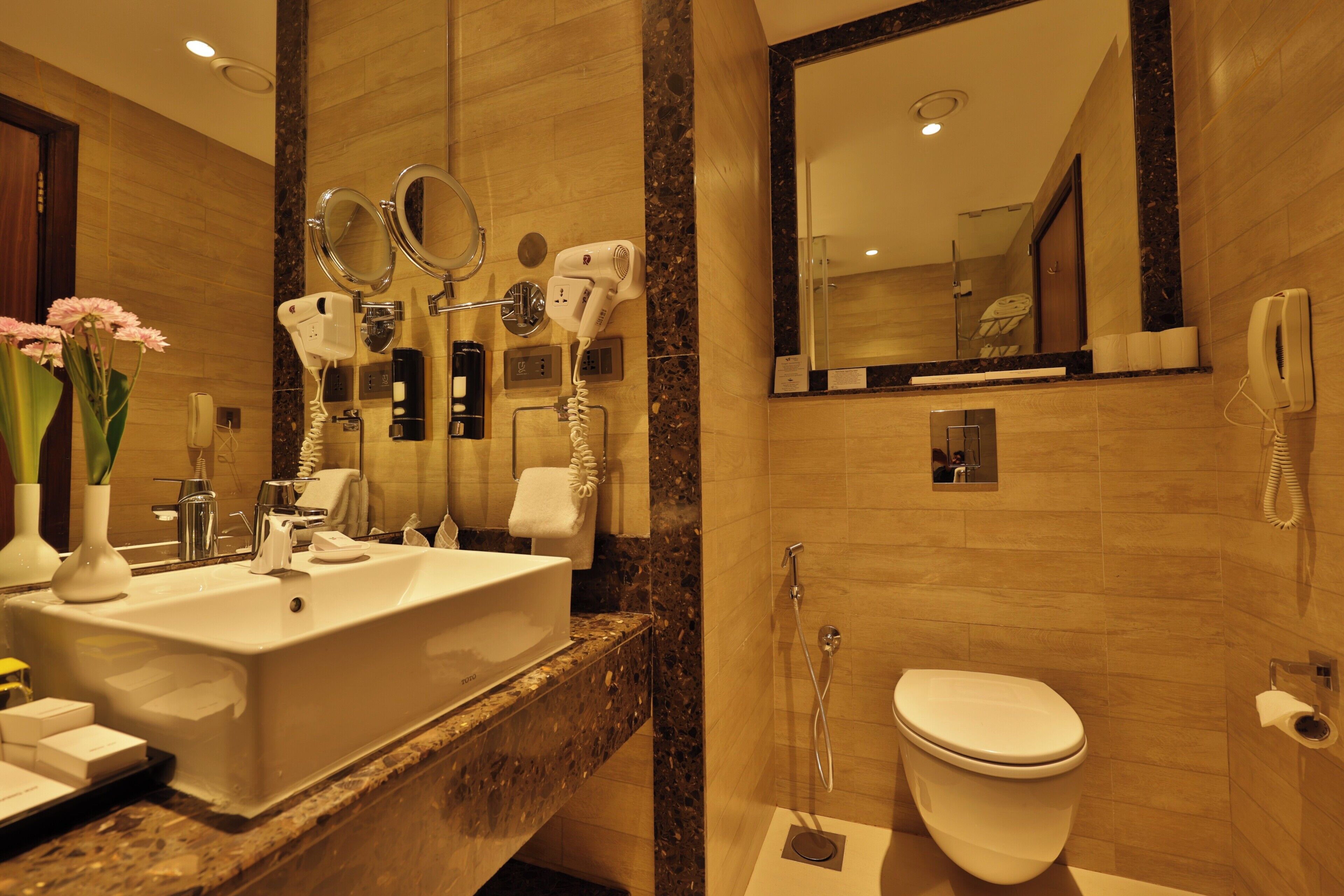 standard tropic green room with partial mountain view | bathroom | shower, free toiletries, hair dryer, bathrobes