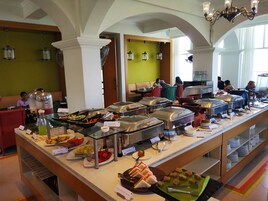 Free daily English breakfast