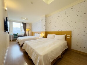Superior Quadruple Room, 2 Double Beds | Down duvets, soundproofing, free WiFi, bed sheets - together hotel-Hualien Zhongshan (Hualien City)