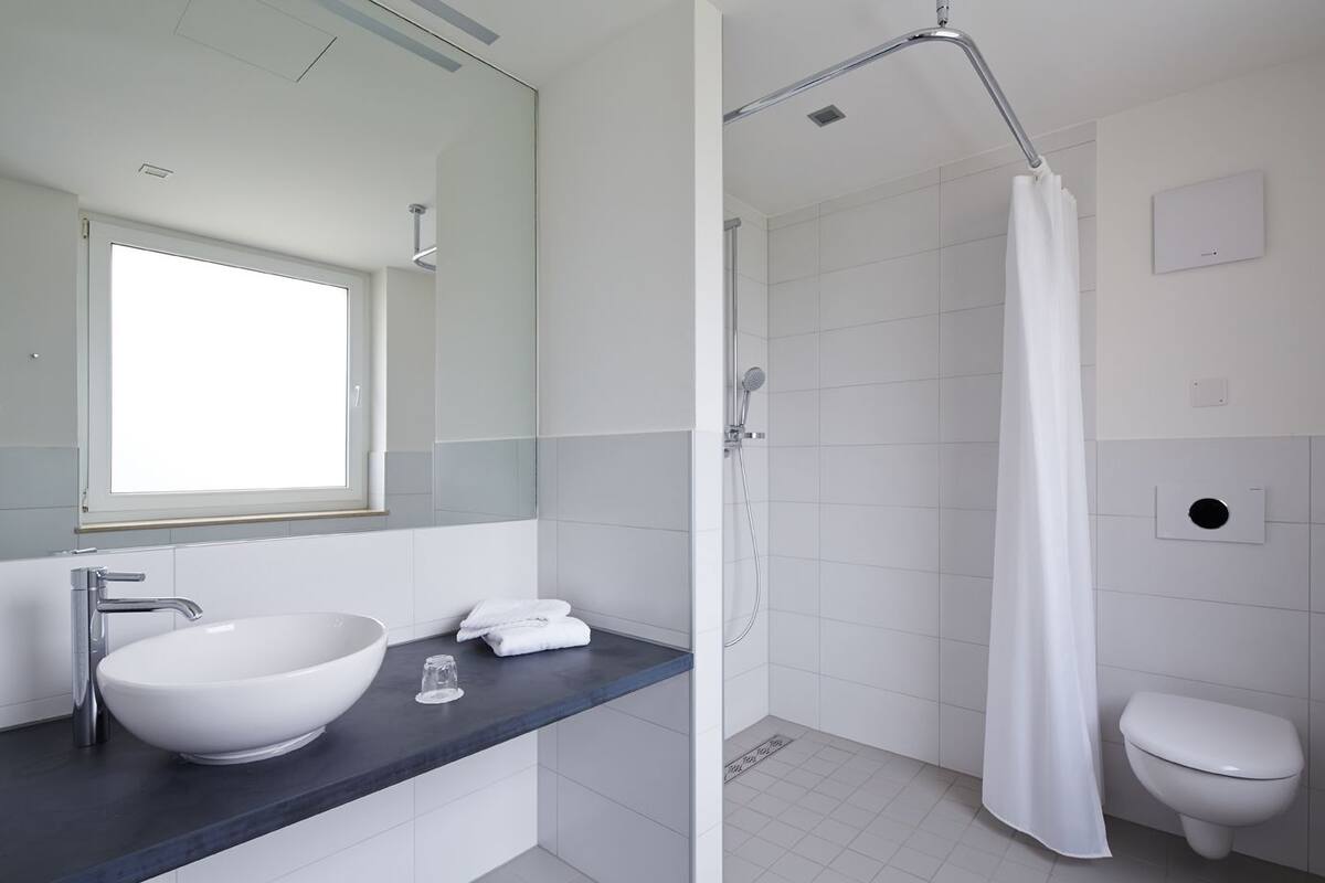 shower, free toiletries, towels