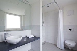 Shower, free toiletries, towels - Hotel FIT (Much)