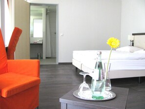 Bureau, fer et planche à repasser, lits bébé (gratuits)