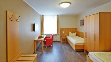 Schreibtisch, Bügeleisen/Bügelbrett, kostenlose Babybetten