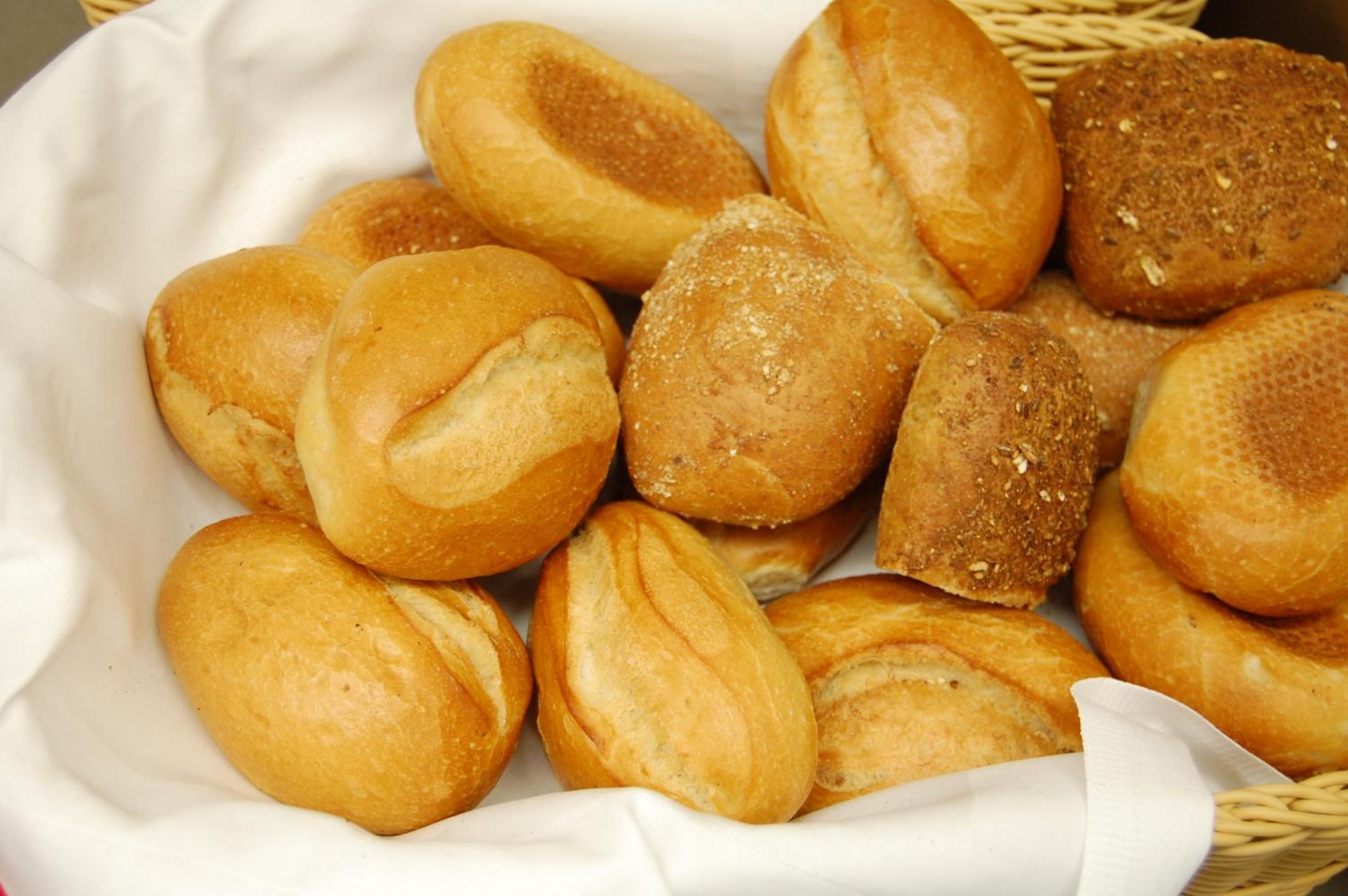 Un cesto pieno di diversi tipi di pane.