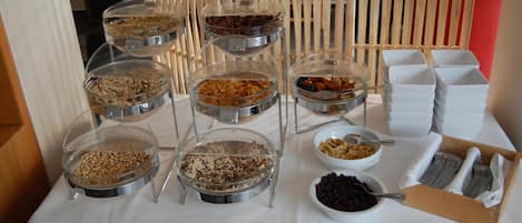Phục vụ bữa trưa và bữa tối, món địa phương và quốc tế