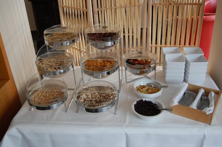Se sirven comidas, cenas y cocina local e internacional