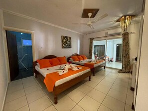Habitación cuádruple estándar, 2 camas de matrimonio | Minibar, caja fuerte, escritorio y wifi gratis