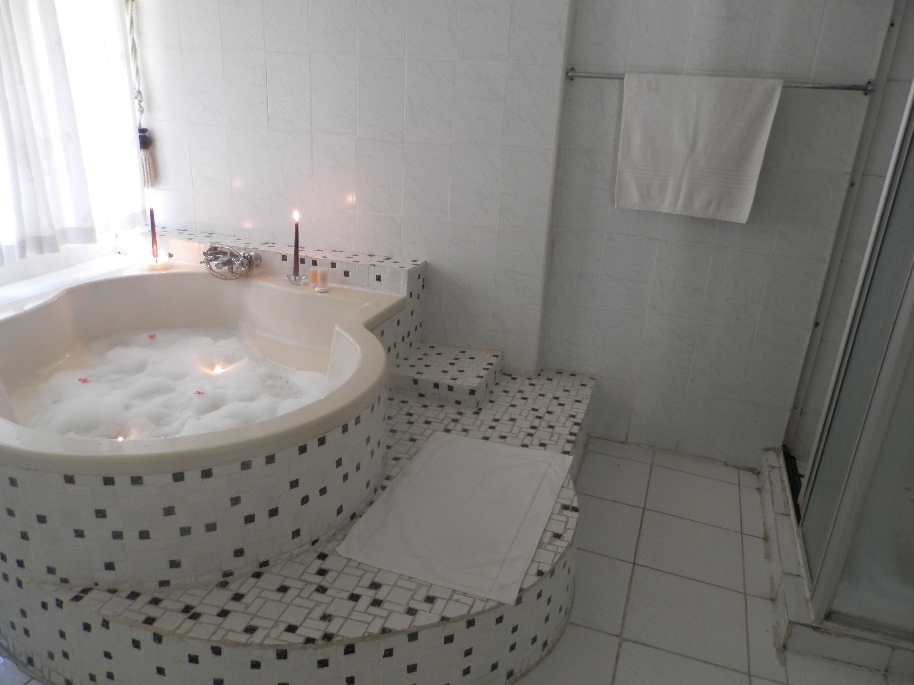 Honeymoon Suite | Deep soaking bathtub