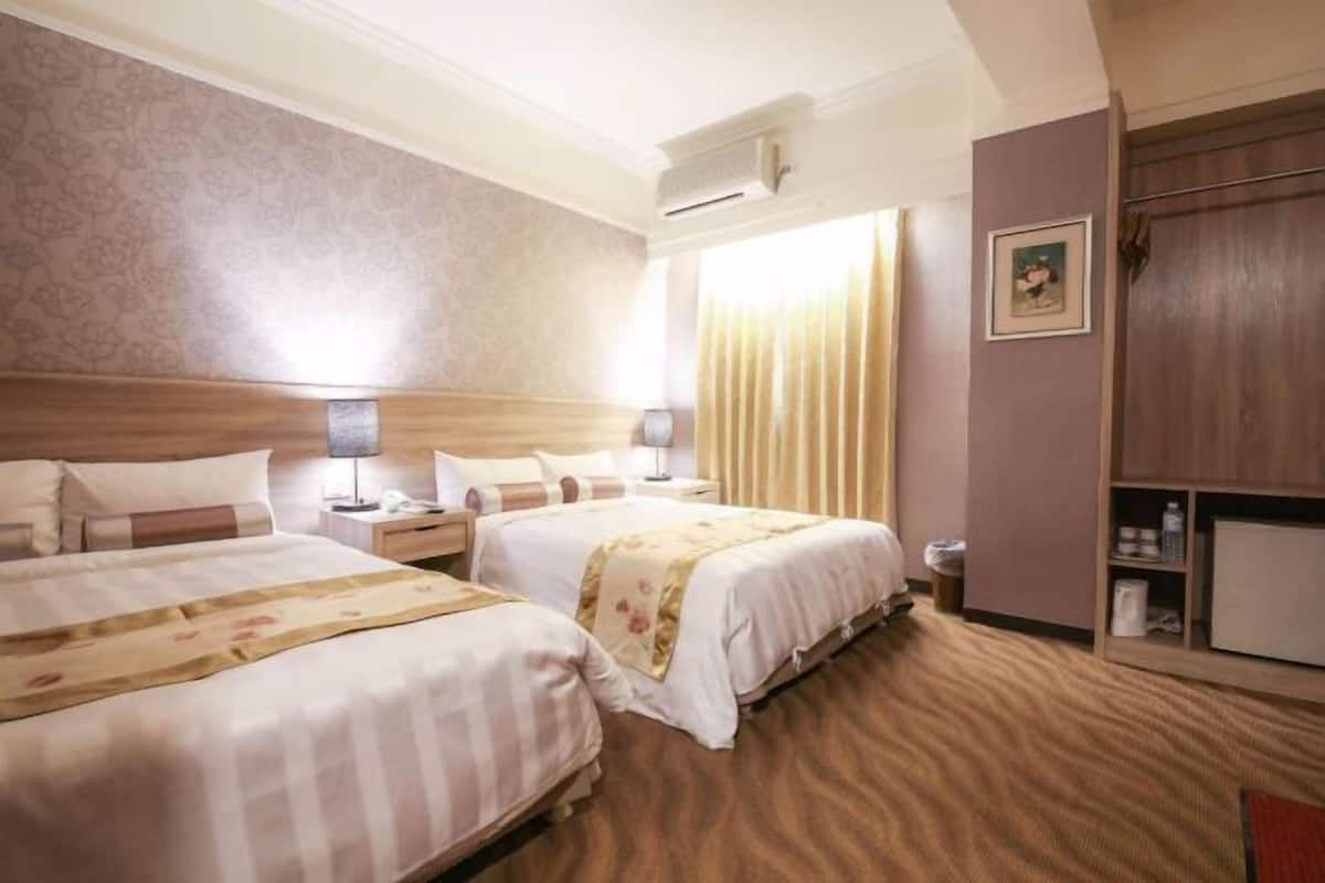 Premium bedding, desk, blackout drapes, free WiFi