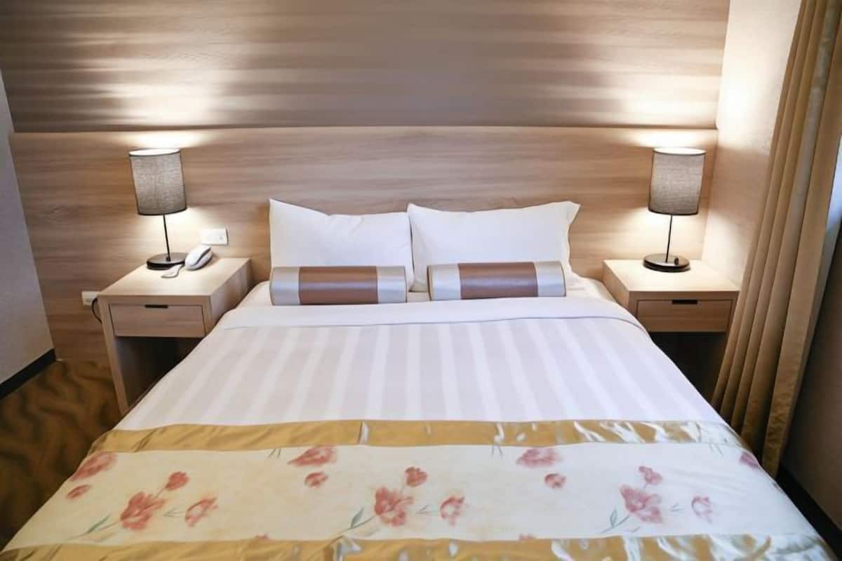 Premium bedding, desk, blackout drapes, free WiFi