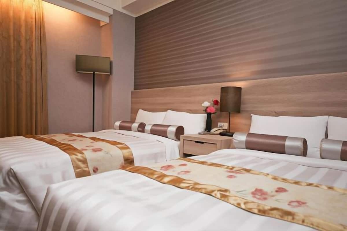 Premium bedding, desk, blackout drapes, free WiFi