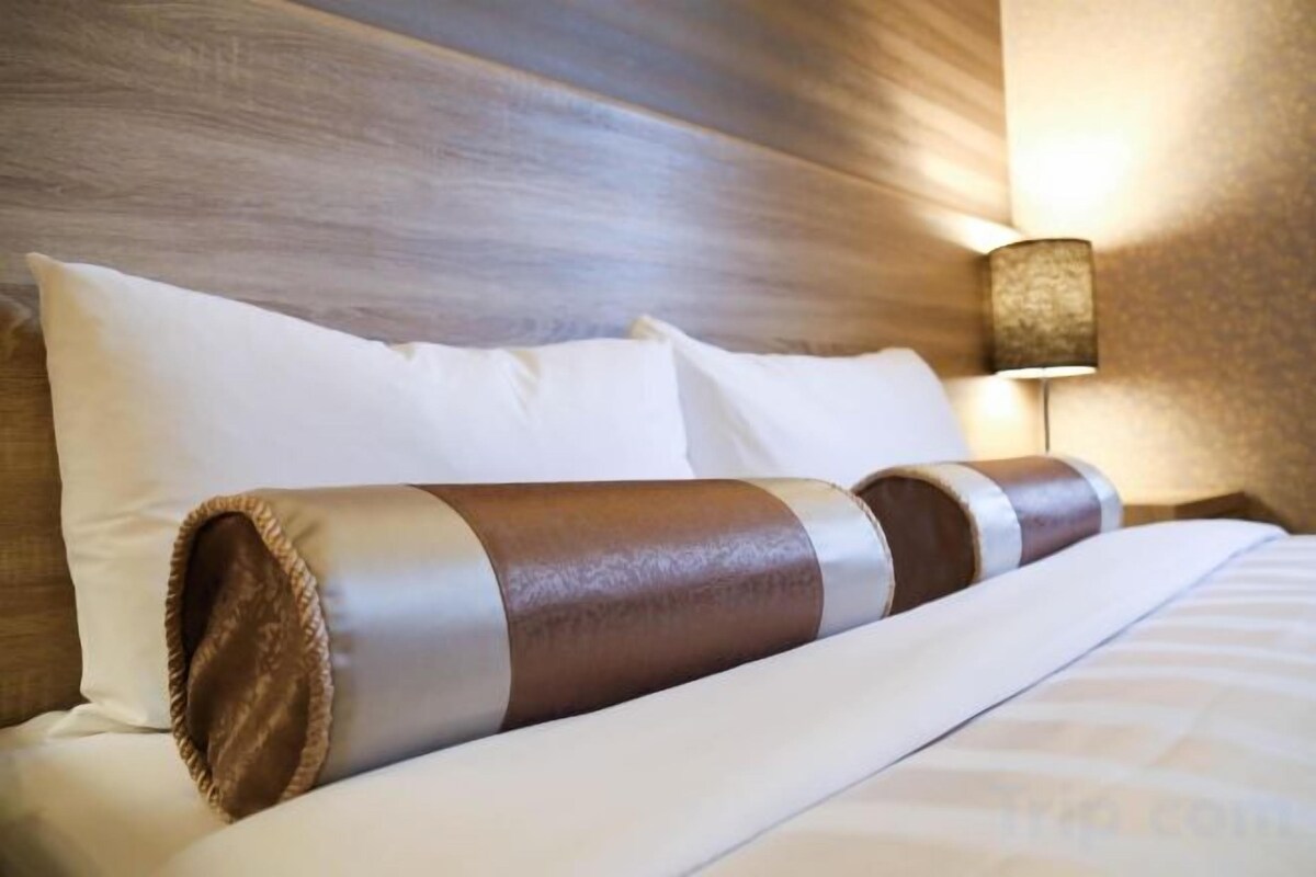 Premium bedding, desk, blackout drapes, WiFi (free)