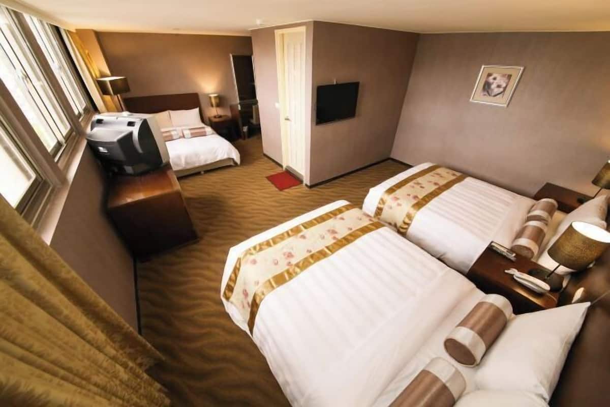 Premium bedding, desk, blackout drapes, free WiFi