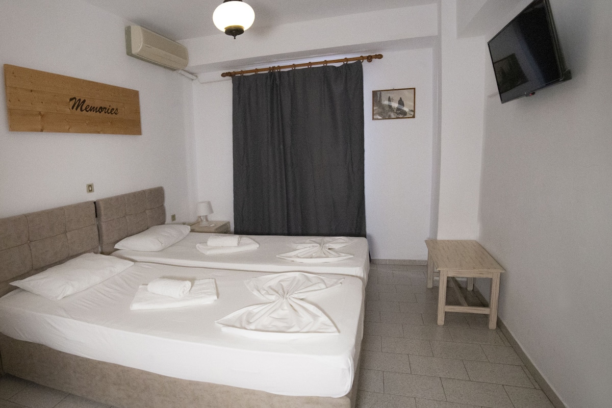Eenvoudige Twin kamer | Een kluis op de kamer, een bureau, verduisterende gordijnen, gratis wifi