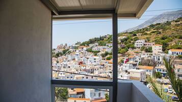 Varanda com vista para uma cidade em declive, com construções bem próximas umas das outras.