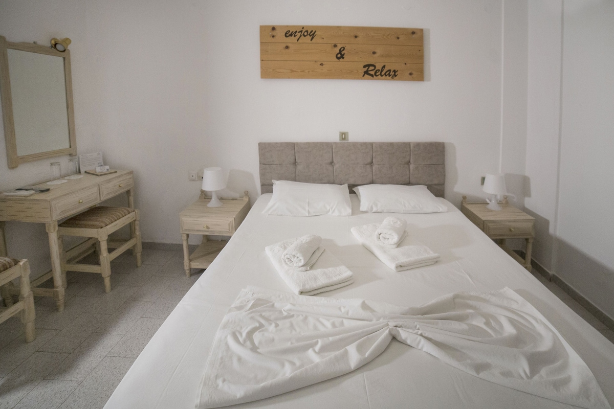 In-room safe, desk, blackout drapes, WiFi (free)