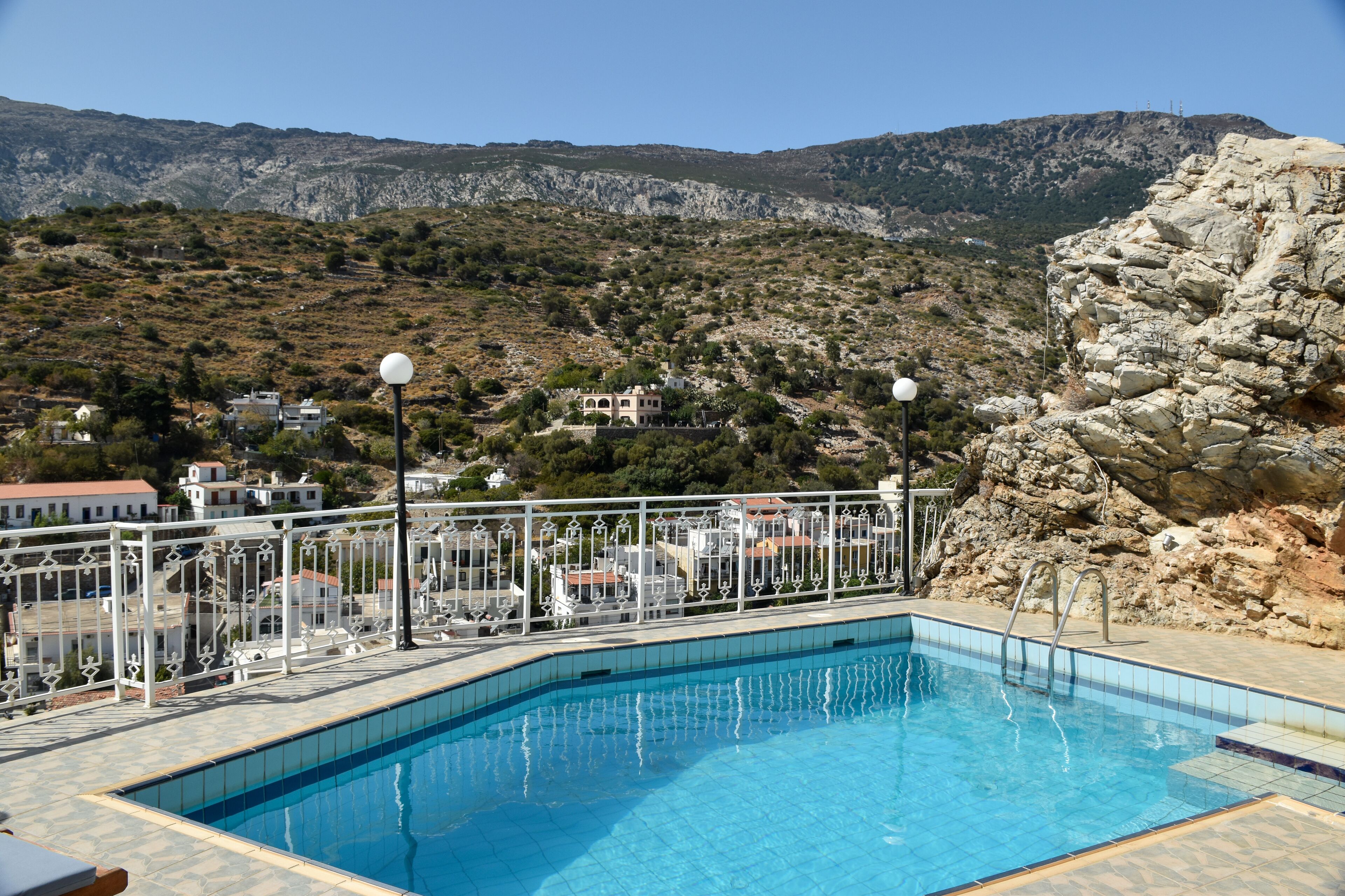 Una piscina al aire libre de temporada