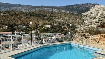 Una piscina al aire libre de temporada