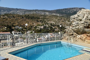 Una piscina al aire libre de temporada