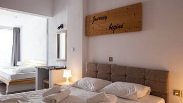 Habitación triple básica | Caja fuerte, escritorio, cortinas opacas y wifi gratis