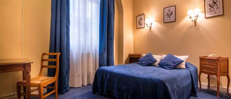 Desk, soundproofing, free WiFi