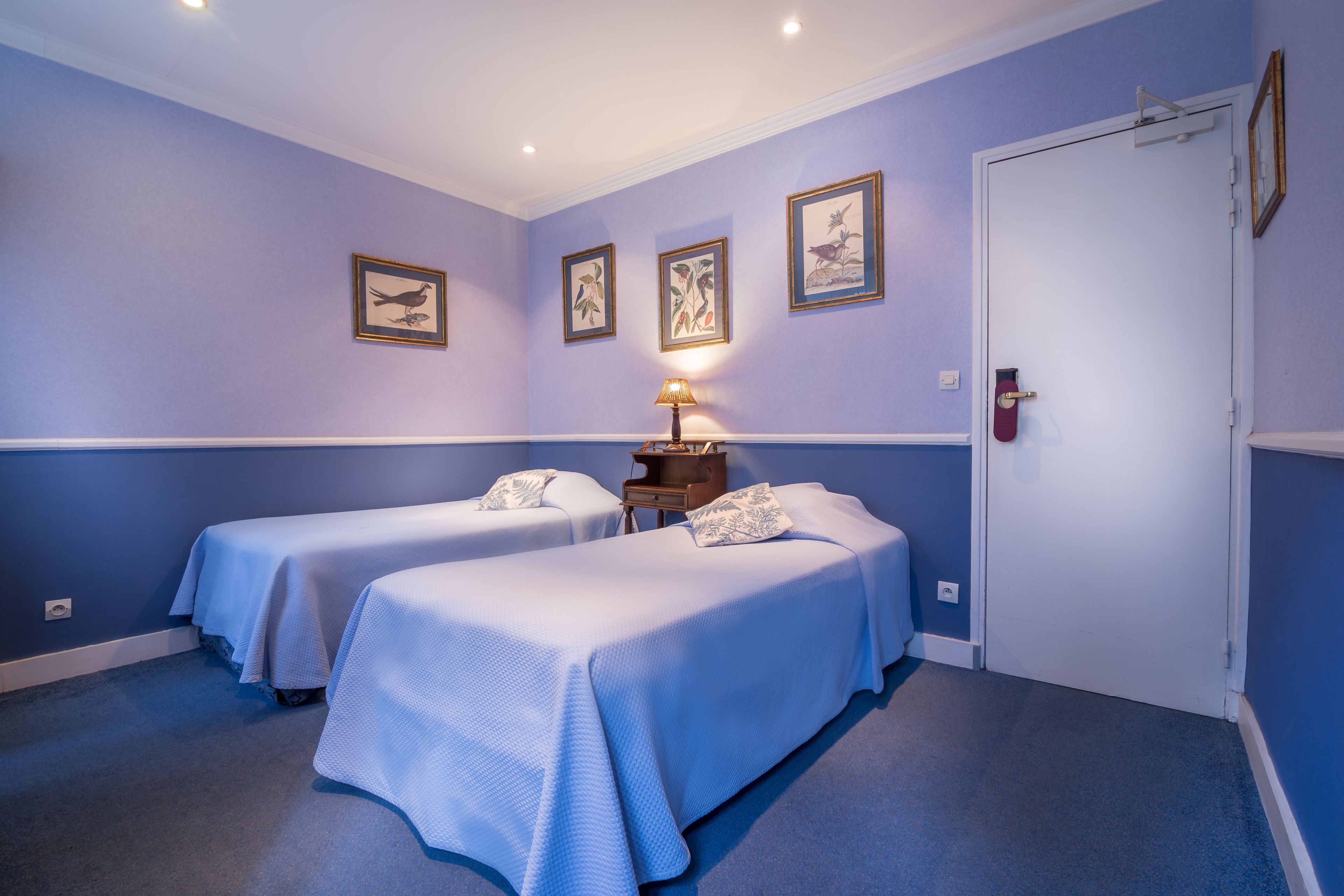 desk, soundproofing, free wifi