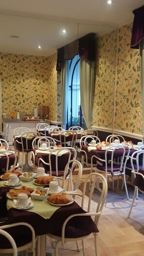 Petit déjeuner continental servi tous les jours en supplément