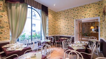 Desayuno continental diario (EUR 9 por persona)