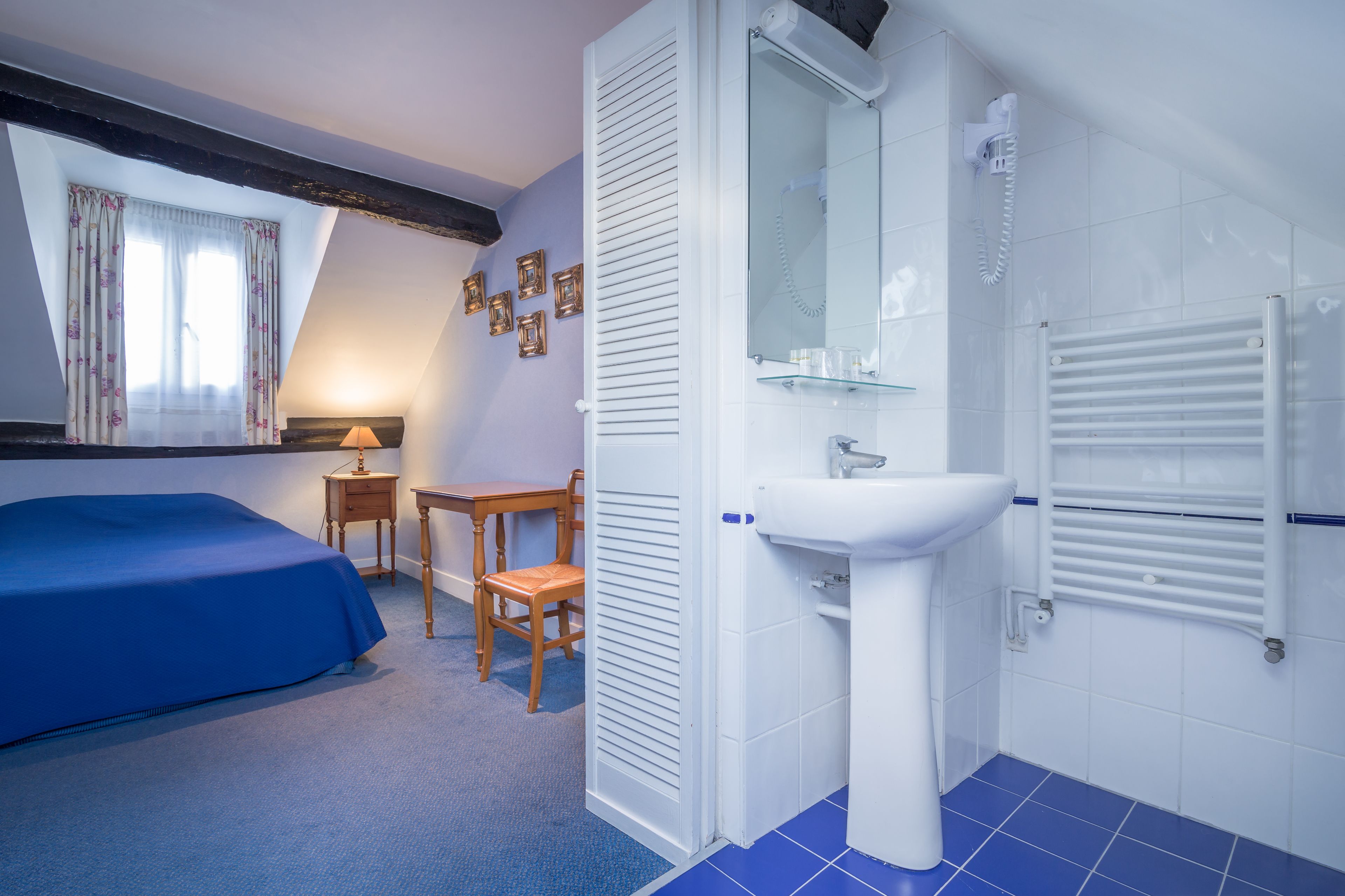 desk, soundproofing, free wifi