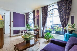 Lobby sitting area - Hôtel des Arts Cité Bergère (Paris)