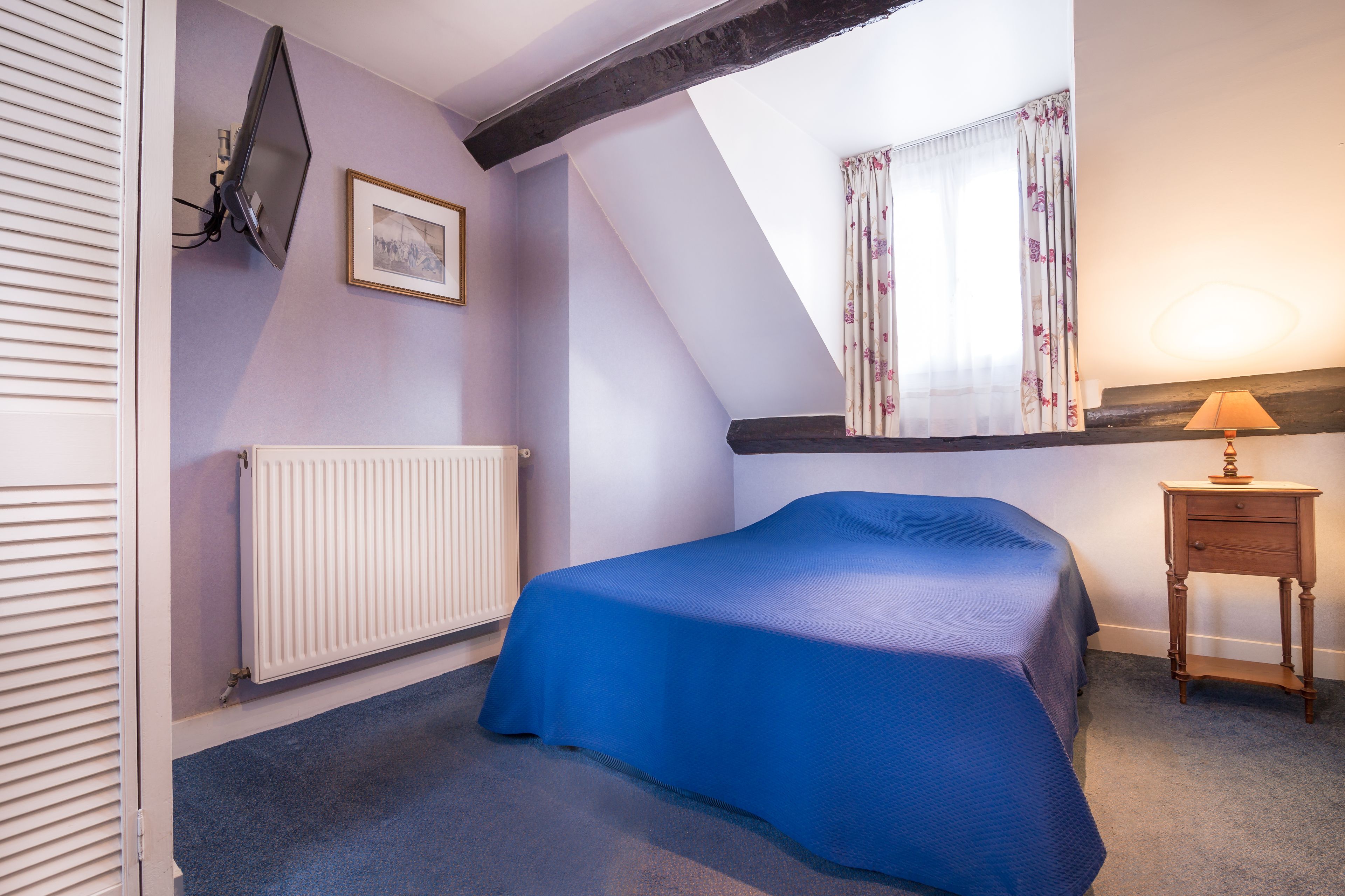 desk, soundproofing, free wifi