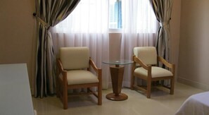 VIP Room | Schreibtisch, Zustellbetten, kostenloses WLAN