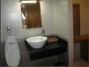 Shower, free toiletries, hair dryer, slippers - Hai Son Hotel (Ho Chi Minh City)