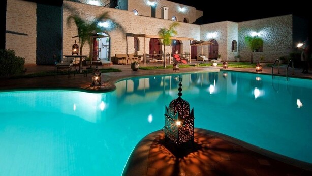 Outdoor pool, pool umbrellas, sun loungers - Riad Titima (Aguerd)