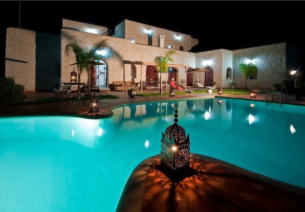 Outdoor pool, pool umbrellas, pool loungers - Riad Titima (Aguerd)