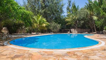 Outdoor pool, open 8:00 AM to 7:00 PM, pool loungers