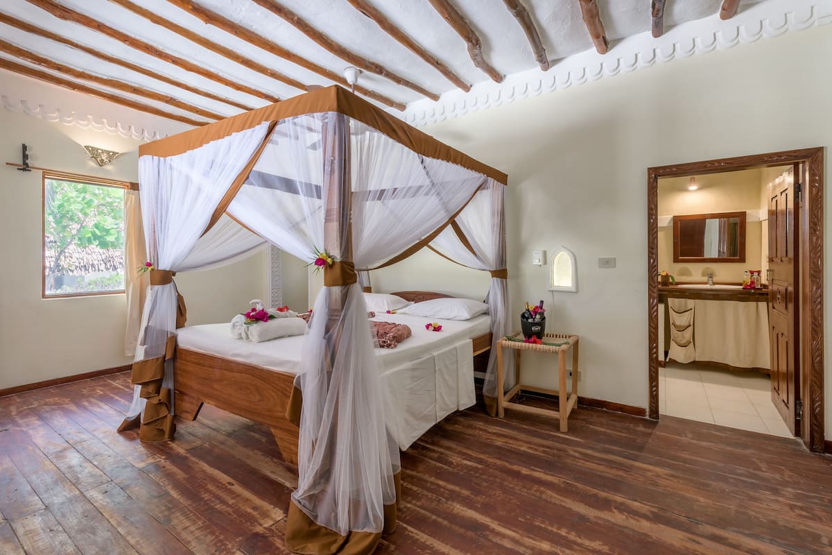 In-room safe, desk, iron/ironing board, bed sheets