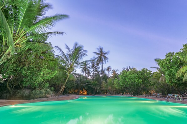 Utendørsbasseng og solsenger