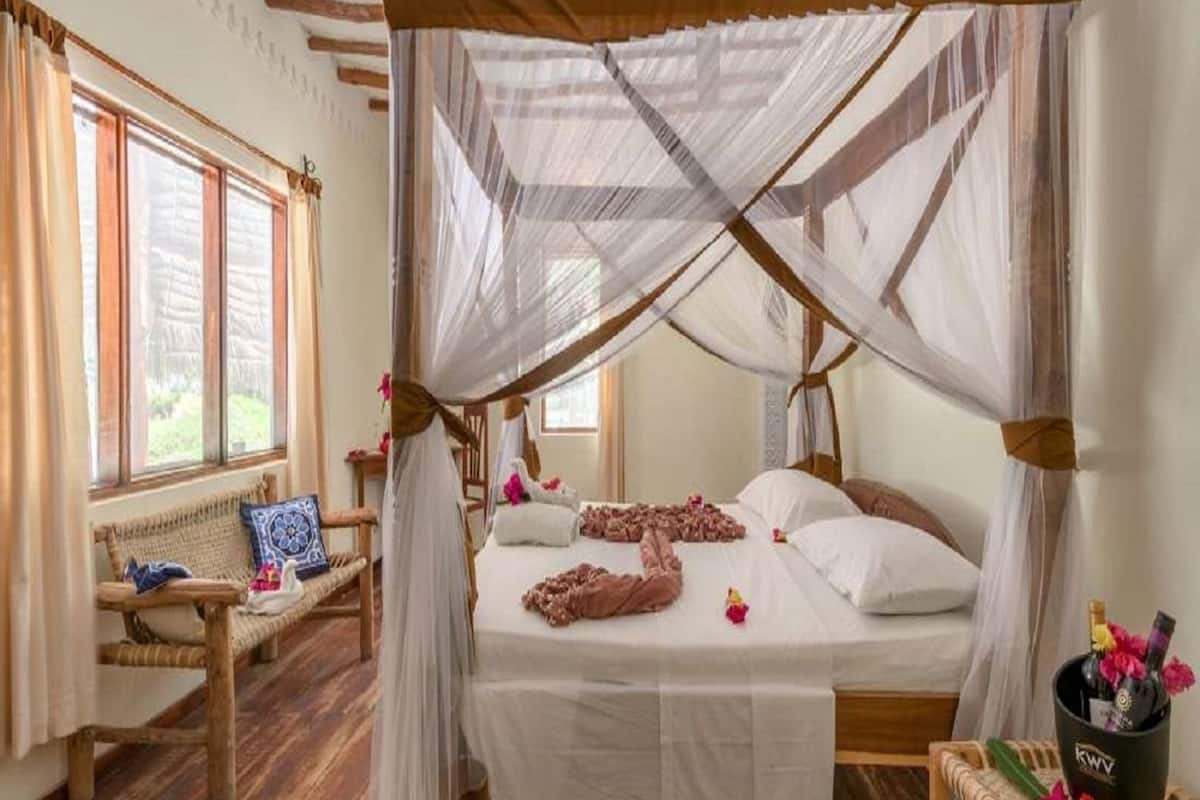 In-room safe, desk, iron/ironing board, bed sheets