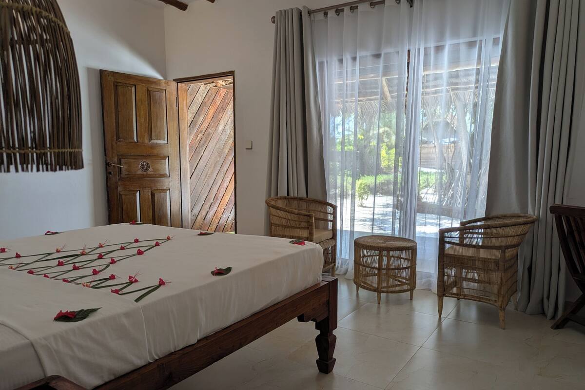 Safe på rommet, skrivebord, strykejern/-brett og sengetøy