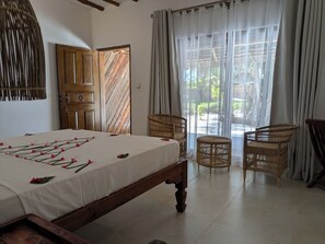 Safe på rommet, skrivebord, strykejern/-brett og sengetøy