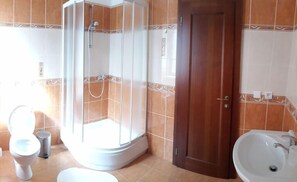 Habitación estándar doble, 2 habitaciones | Baño | Artículos de higiene personal gratuitos y toallas