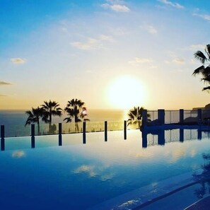 2 outdoor pools