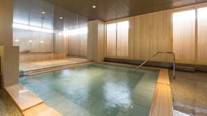 A large indoor swimming pool with wooden walls and a metal ladder. - Hotel Kikyou (Kaga)