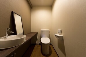 Combined shower/bathtub, deep-soaking bathtub, free toiletries - Hotel Kikyou (Kaga)