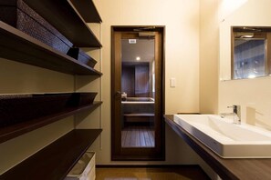 Combined shower/bathtub, deep-soaking bathtub, free toiletries - Hotel Kikyou (Kaga)