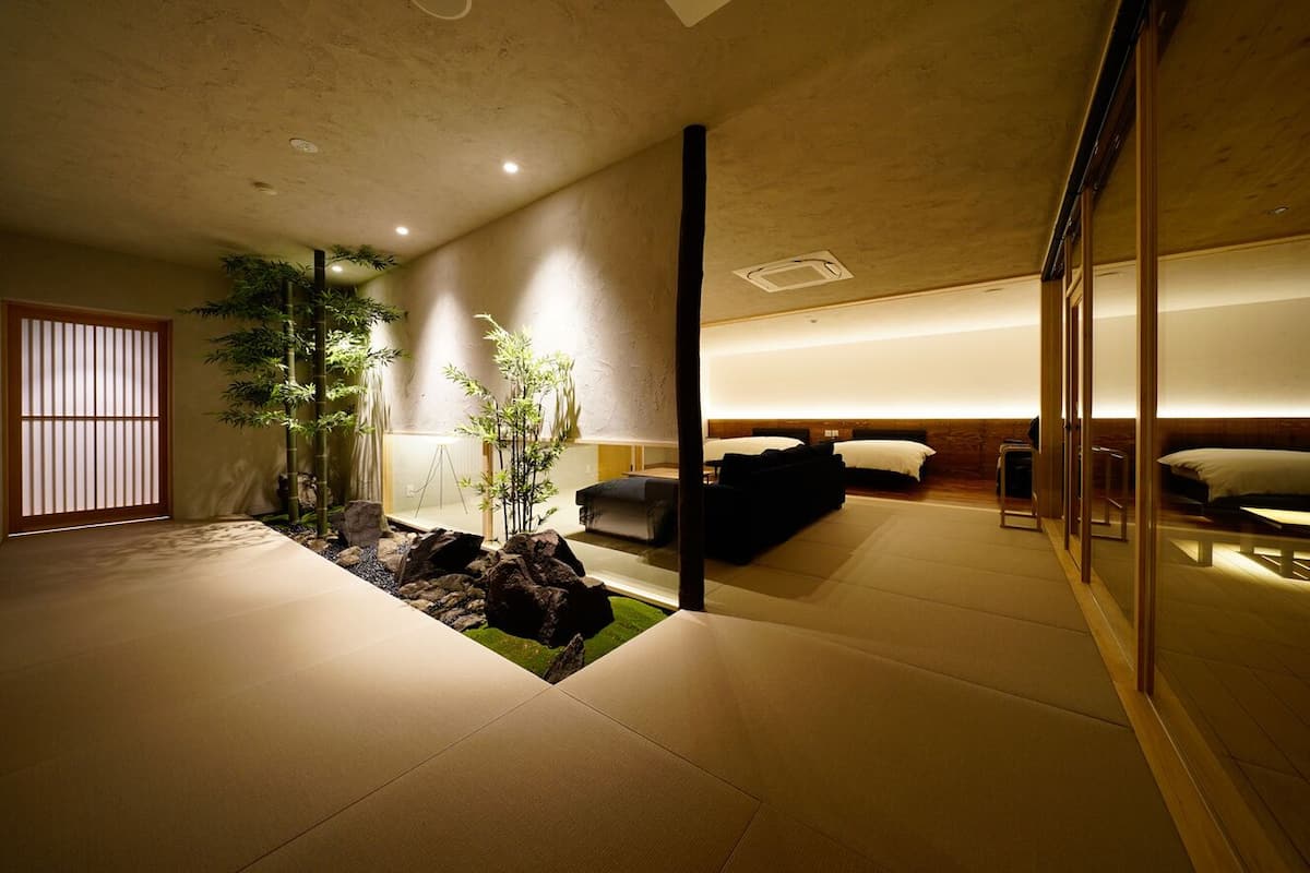 Un interior moderno con suelo de tatami, una puerta corredera tradicional y un diseño minimalista.